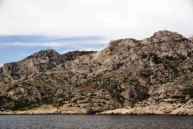 Hermosas rocas de piedra caliza en la costa - foto de stock