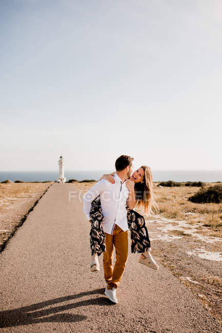 Gli amanti felici si divertono sul sentiero dal mare — Foto stock