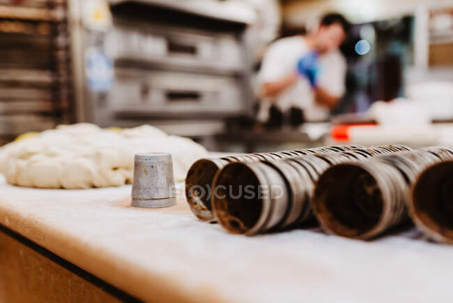 Von oben Set von Tassen auf bemehlten Tisch in der Bäckerei platziert — Stockfoto