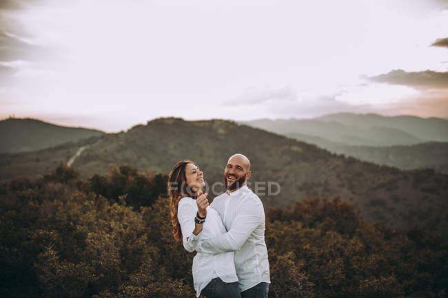 Casal afetuoso se divertindo no vale montanhoso — Fotografia de Stock