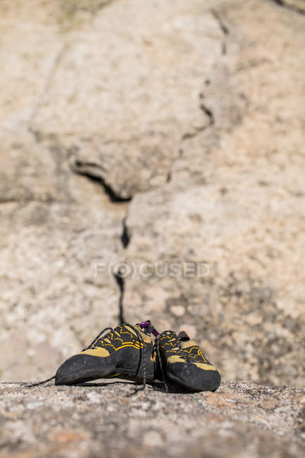 Equipo de escalada, zapatos de escalada, listo para ser utilizado junto a la ladera de la montaña - foto de stock