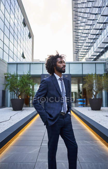 Fiducioso uomo d'affari afroamericano in piedi sulla strada del centro — Foto stock