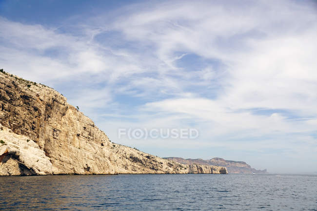 Белые известняковые камни на берегу моря — стоковое фото
