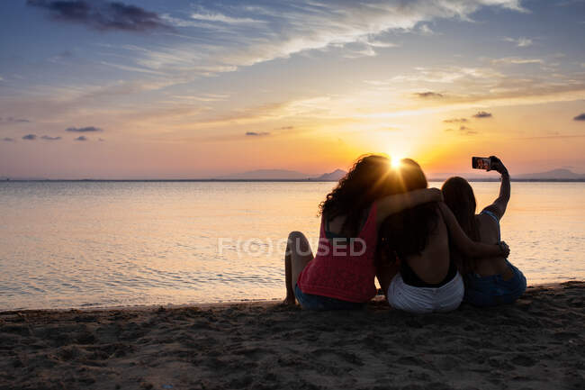 Companheiros pacíficos tomando selfie con beira-mar — Fotografia de Stock