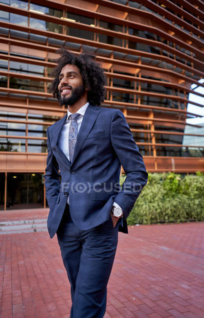 Hombre de negocios afroamericano de pie en la calle - foto de stock