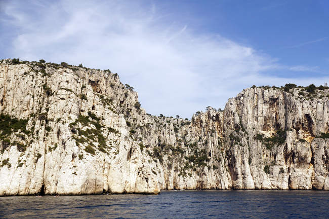 Hermosas rocas de piedra caliza blanca sobre la orilla del mar - foto de stock