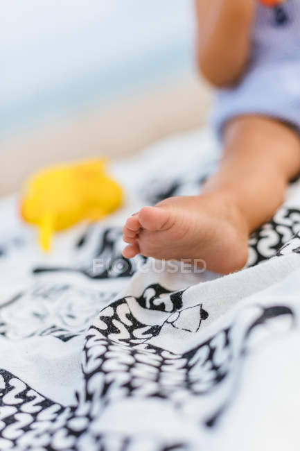 Abgeschnittenes Bild eines Jungen am Strand — Stockfoto