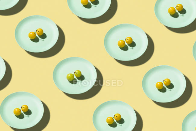 Frische Mirabellenfrüchte aus der gelben Pflaume im Teller — Stockfoto