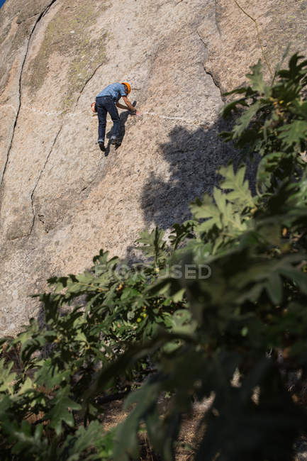 From below of unrecognizable free climber climbing in nature — Stock Photo