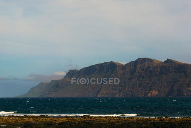 Bella e pittoresca vista della superficie dell'acqua di mare tra alte scogliere rocciose nella giornata di sole — Foto stock