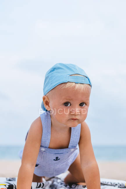 Portrait of a baby boy with his cap on the beach — Stock Photo