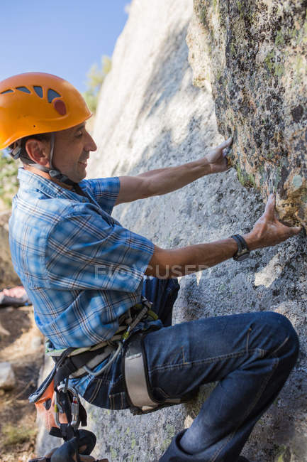 Free climber climbing in nature — Stock Photo