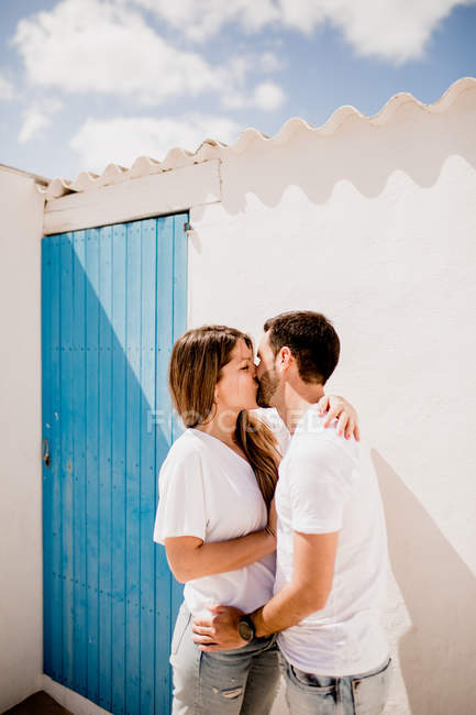 Amante casal abraçando perto da casa da praia — Fotografia de Stock