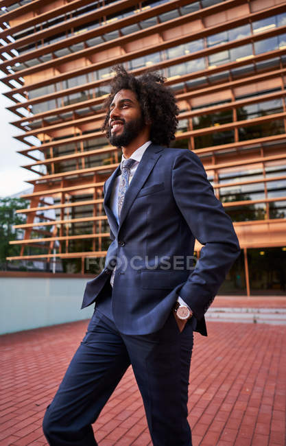 Afroamericano uomo d'affari in piedi in strada — Foto stock