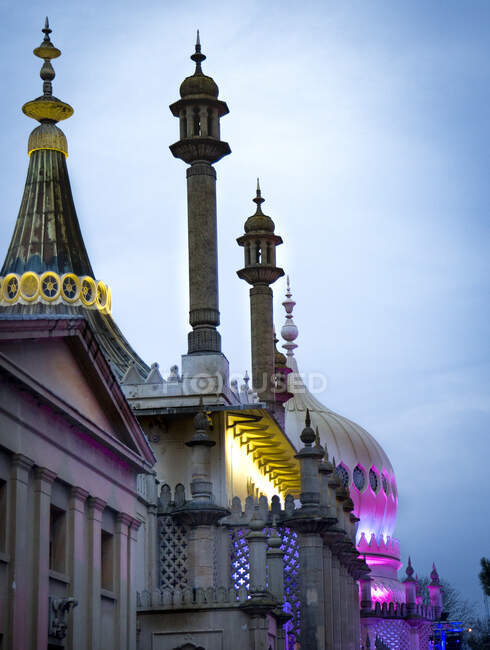 Exterior da mesquita iluminada com minaretes ornamentais contra o céu azul à noite na rua de Brighton, Inglaterra — Fotografia de Stock