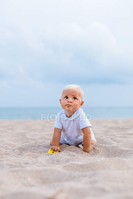 Фронтальний вид на блондинку на пляжі — стокове фото