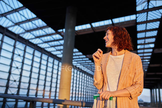 Улыбающаяся привлекательная молодая женщина на станции — стоковое фото