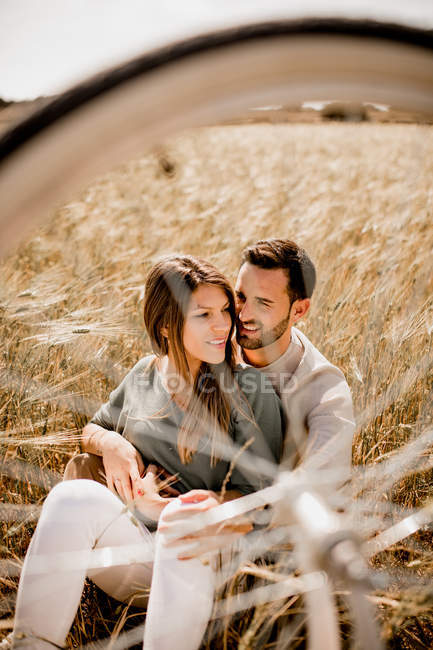 Couple aimant reposant sur le champ de seigle — Photo de stock