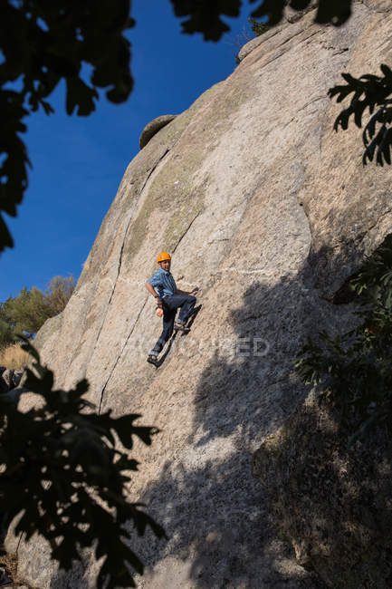 From below of free climber climbing in nature — Stock Photo