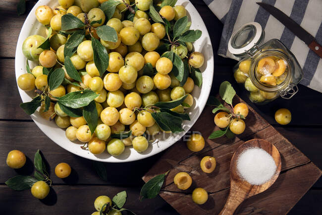 Frische Mirabellenfrüchte aus der gelben Pflaume in einer Schüssel auf einem Holztisch. Zubereitung von Pflaumenmarmelade — Stockfoto