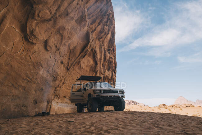 Ein typischer Geländewagen in der Wüste Wadi Rum zur Mittagszeit — Stockfoto