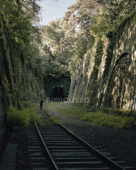 Persona anonima in piedi in una ferrovia abbandonata — Foto stock
