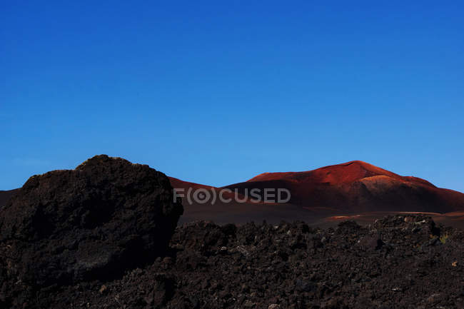 Вид на вулканічну місцевість із затверділою лавою на острові Лансароте (Іспанія). — стокове фото