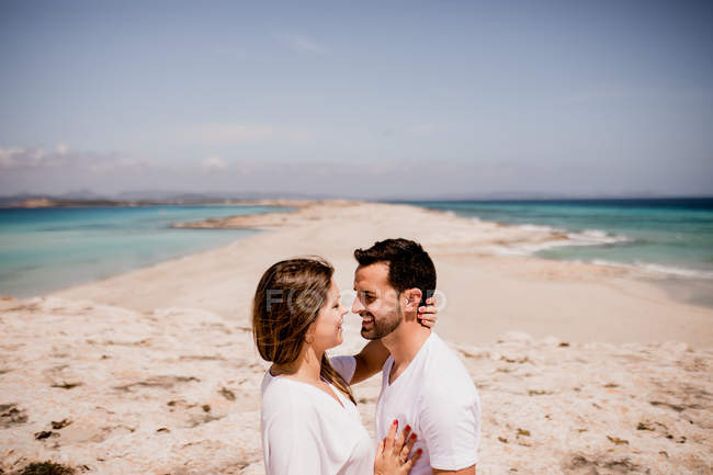 Coppia amorevole che si abbraccia sulla costa — Foto stock