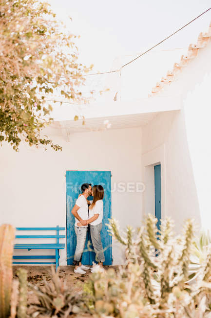 Amante casal abraçando perto da casa da praia — Fotografia de Stock