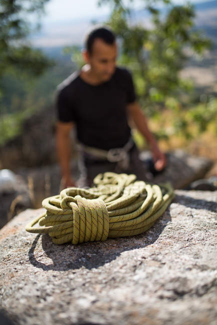 Blick des Bergsteigers bereitet seine Ausrüstung zum Klettern vor — Stockfoto