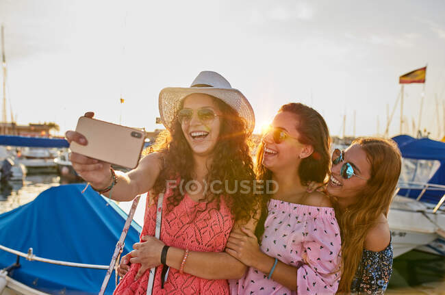 Ottimisti compagni di legame e di tiro selfie in estate — Foto stock