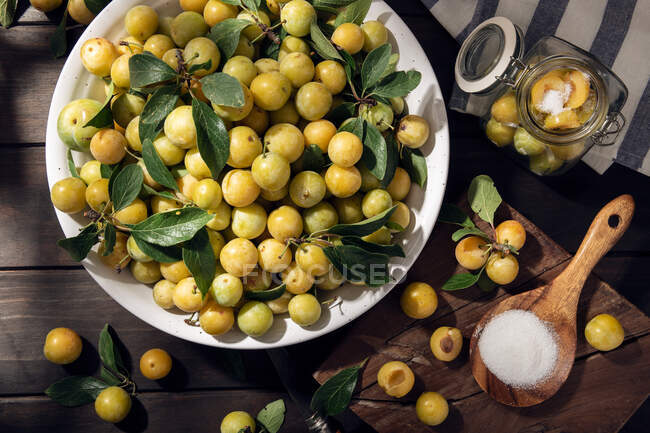 Fruta de mirabela de ameixa amarela fresca em tigela na mesa de madeira. Preparação de marmelada de ameixa — Fotografia de Stock