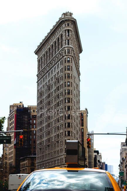 Cityscape de táxi passando pelo edifício alto Flatiron no centro da cidade de Nova York — Fotografia de Stock