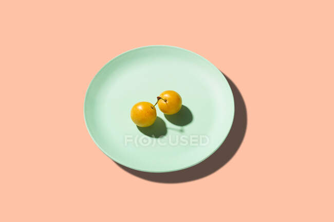 Свіжий жовтий сливовий мірабель фрукти в тарілці — стокове фото