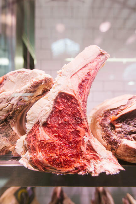 Bistecca di manzo cruda su un refrigeratore in una macelleria per la stagionatura — Foto stock