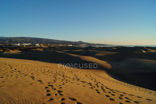 Песчаные дюны с траекториями солнечного света — стоковое фото
