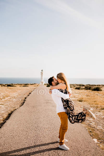 Amantes felices divirtiéndose en el camino del mar - foto de stock