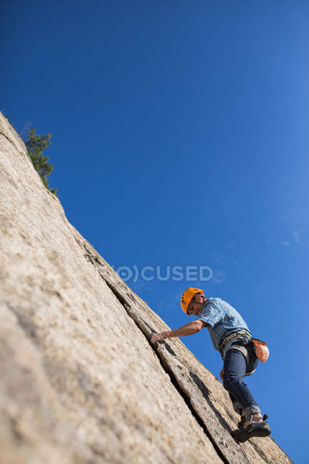 De baixo de escalador livre escalada na natureza — Fotografia de Stock
