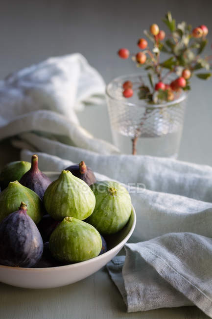 Plate of fresh ripe figs on kitchen table — Stock Photo