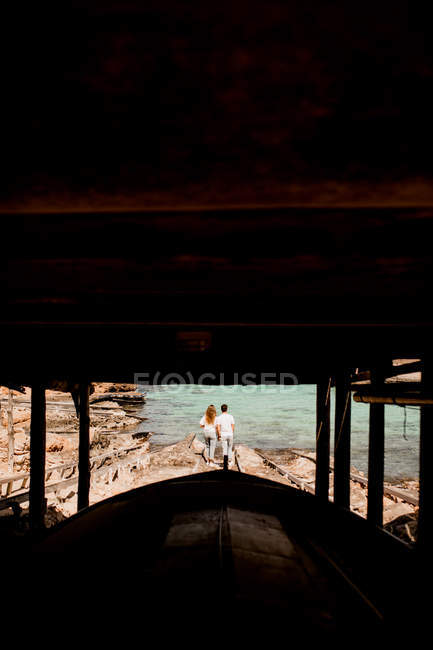 Casal amoroso abraçando no cais costeiro — Fotografia de Stock