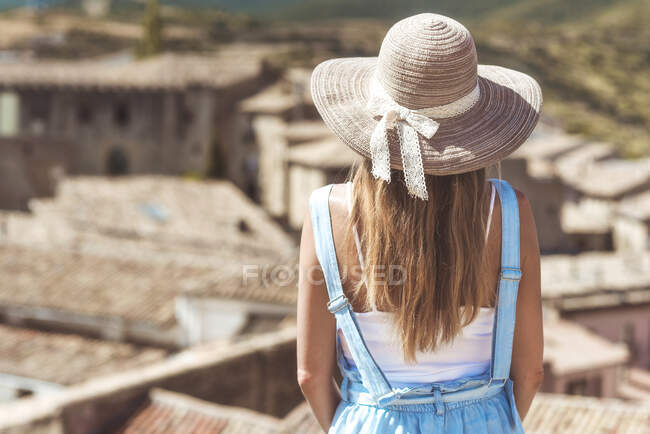 Mulher de chapéu descansando na rua com vista panorâmica — Fotografia de Stock