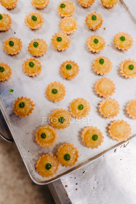 Set primo piano di deliziosi dolci disposti su carta pergamena — Foto stock