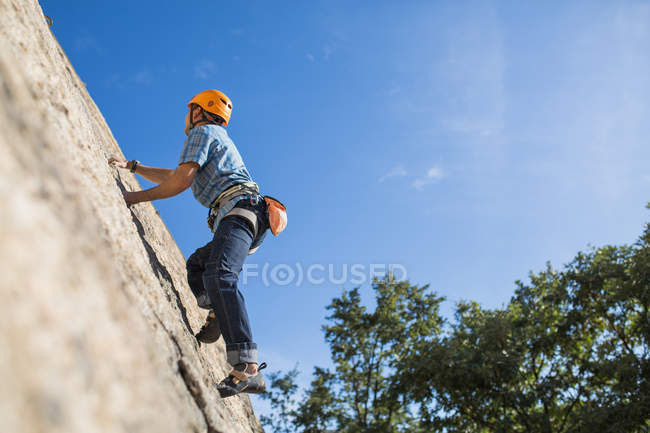 From below of free climber climbing in nature — Stock Photo