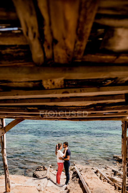Спокійні коханці обіймаються на березі моря — стокове фото