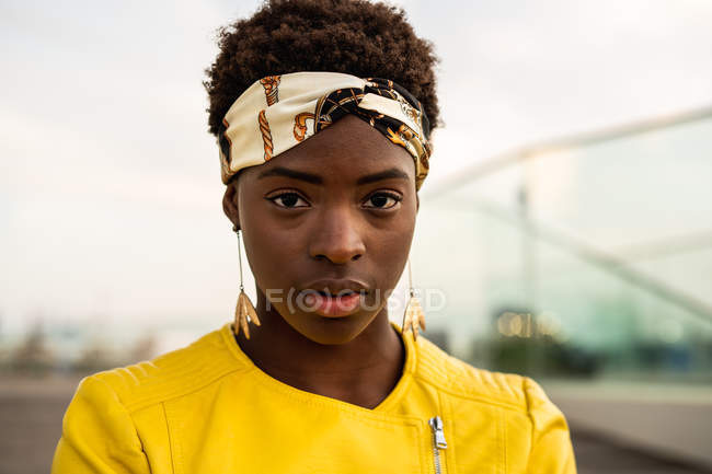 Стильна афроамериканець жінка в сучасній куртці дивлячись у камеру — стокове фото