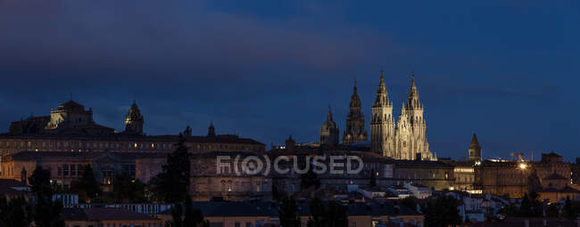 Santiago de Compostela weites Panorama bei Nacht. UNESCO-Weltkulturerbe. Galicien, Spanien — Stockfoto