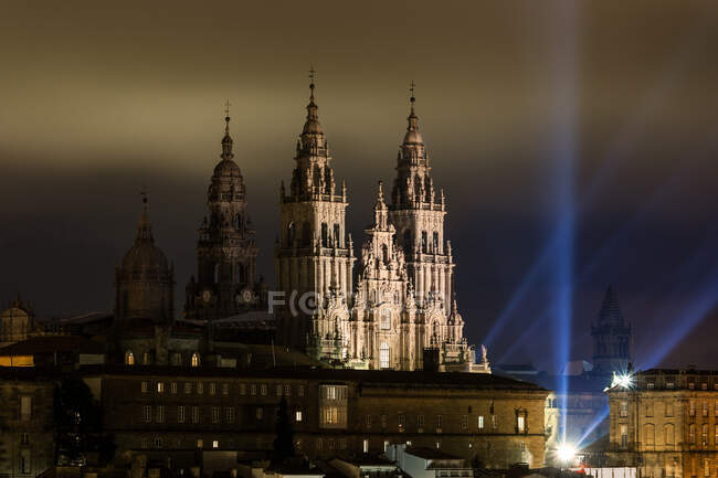 Apostle Santiago festival in Santiago de Compostela. July 24th is a city celebration with teatrical lights and fireworks in Obradoiro square in front of santiago de Compostela Cathedral — Stock Photo