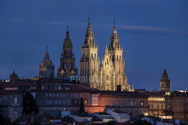 Santiago de Compostela vista por la noche. UNESCO Patrimonio de la Humanidad. Galicia, España - foto de stock