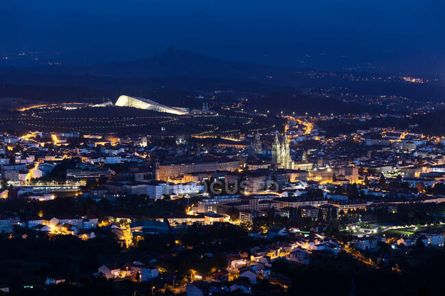 Santiago de Compostela viw de cima à noite. Património Mundial da UNESCO. Galiza, Espanha — Fotografia de Stock