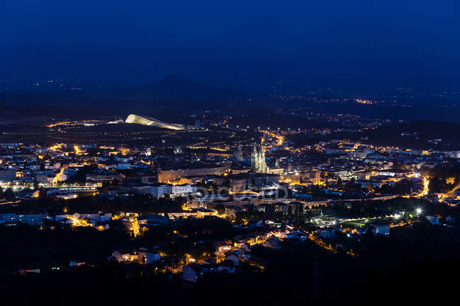 Vista aérea de la ciudad europea con torres de castillo y farolas por la noche - foto de stock